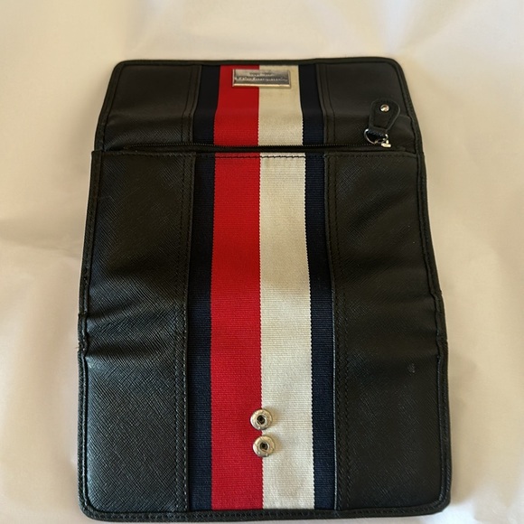 Tommy Hilfiger Wallet classic with check book and credit card features - Picture 3 of 3